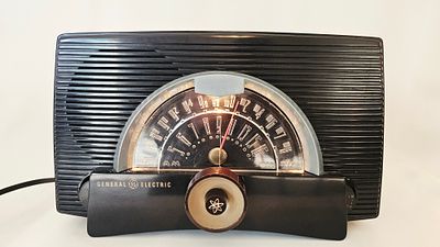 General Electric Model 409 Vacuum Tube AM/FM Radio. General Electric Model 409 vacuum tube AM/FM 