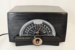 General Electric Model 409 Vacuum Tube AM/FM Radio. General Electric Model 409 vacuum tube AM/FM Image - 5