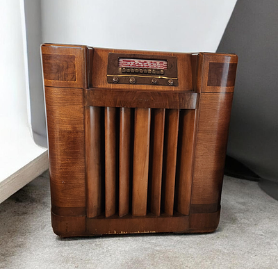 Philco Model 42-1010 Art Deco Floor Console Radio. A mid-century Philco Model 42-1010 floor 