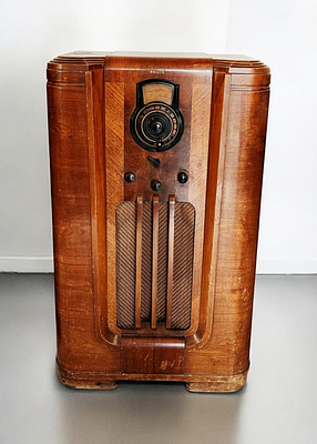 Philco Model 37-10 Floor-Standing Radio Console. This Philco Model 37-10 (Code 121) 
