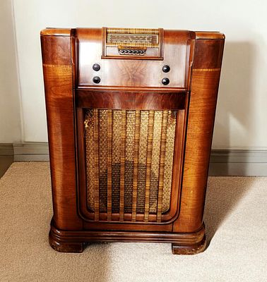 Philco Art Deco Floor-Standing Radio & Phonograph Console. This Philco floor-standing radio and 