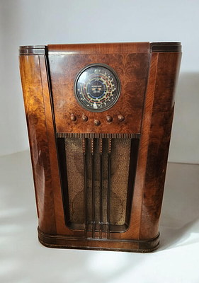 Stewart-Warner Ferrodyne Model R-1495-A Art Deco Floor Console Radio. A Stewart-Warner Ferrodyne 