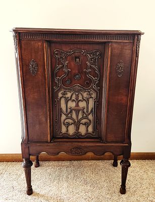 American Bosch Model 58 Gothic Revival Wood Radio Console. This American Bosch Model 58 