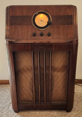 Philco Model 38-7 Art Deco Floor Console Radio. A Philco Model 38-7, Code 121 floor console 