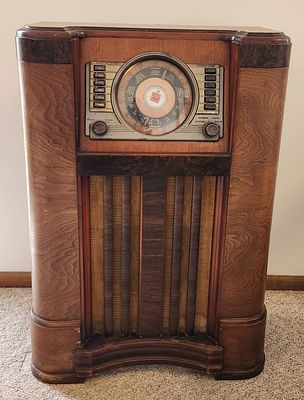 Crosley Model 811 Art Deco Style Floor Console Radio. A Crosley Model 811 floor console radio 