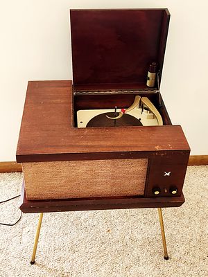 V-M Voice of Music Tri-o-matic Model 560A Record Player Console. A mid-century modern V-M Voice 