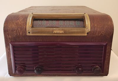 Arvin Model 151-TC Table Radio and Phonograph Combination. An Arvin Model 151-TC table radio and 