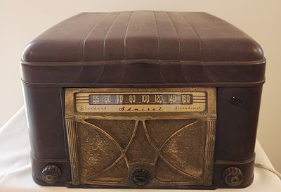 Admiral Art Deco Bakelite Radio-Phonograph Combination. This mid-20th-century radio-phonograph 