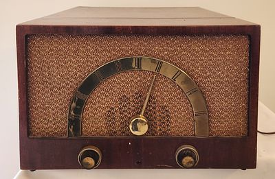 Mid-20th Century Silvertone Tabletop Radio-Phonograph Combination. A mid-20th century Silvertone 