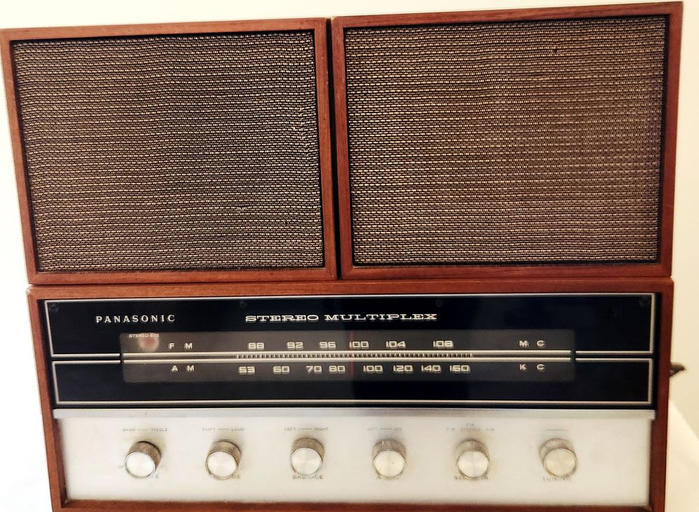 Panasonic RE-777A FM-AM Stereo Receiver and Matching RE-777 Speaker System. A mid-century modern 