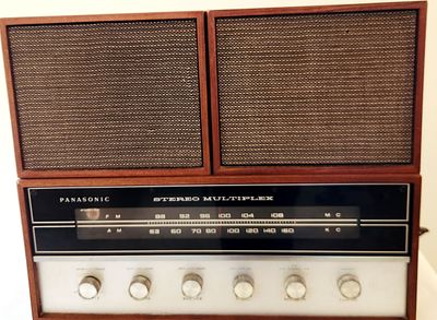 Panasonic RE-777A FM-AM Stereo Receiver and Matching RE-777 Speaker System. A mid-century modern 