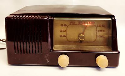 General Electric Model 400 Bakelite Tube Radio. A mid-20th century General Electric Model 400 