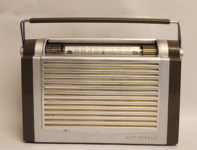RCA Victor Model 1-T-5J Portable Superheterodyne Radio. This RCA Victor Model 1-T-5J is a 