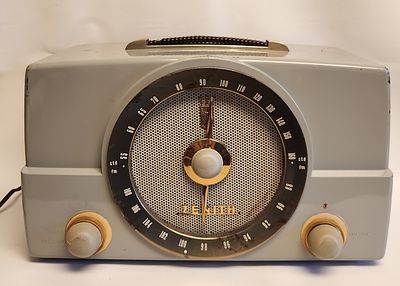 Mid-Century Zenith Plastic and Metal AM/FM Table Radio. This mid-century table radio by the 