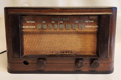 Truetone Model D2923 Tabletop Tube Radio. This Truetone Model D2923 tabletop vacuum tube radio 