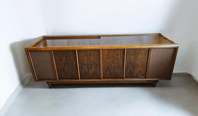 Mid-Century Modern Magnavox Astro-Sonic Stereo Console. A mid-century modern Magnavox 