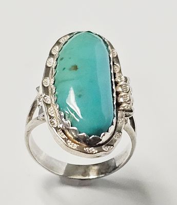 Navajo Style Sterling Turquoise Ring 8.2 Grams. A sterling silver statement ring featuring a 