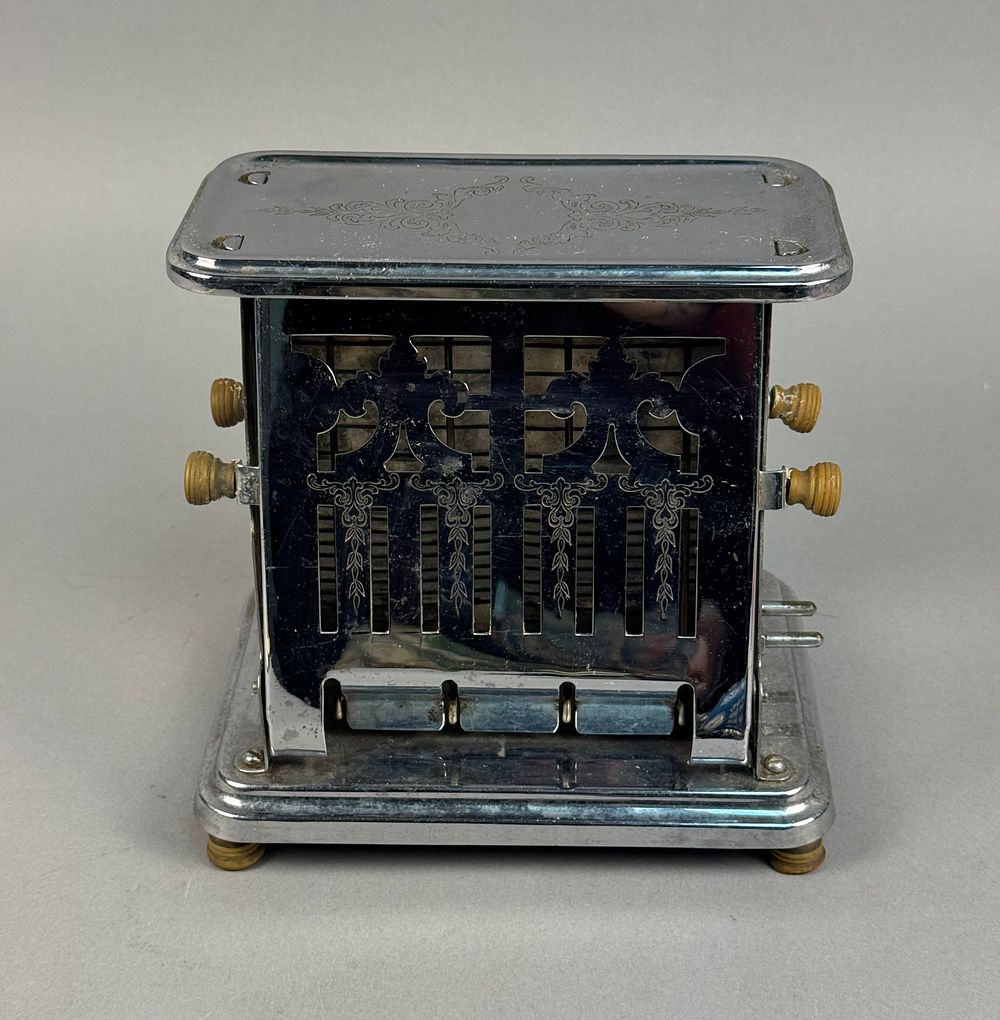 Universal Model 7812 Electric Toaster by Landers Frary and Clark with General Electric Cord Set. 