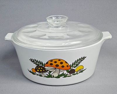 Vintage Corning Ware Merry Mushroom Casserole Dish. This is a vintage Corning Ware casserole 