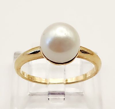 14K Gold Pearl Ring 2.9 Grams. The center is set with a single round white pearl measuring 