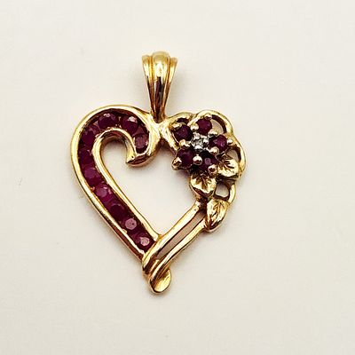 10K Gold Heart Pendant 2.5 Grams. This 10 karat yellow gold heart-shaped pendant features an 