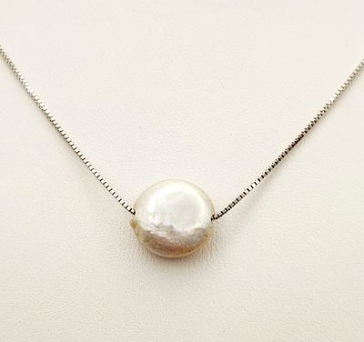 18K White Gold Pearl Necklace 3.8 Grams. This adjustable length necklace features a single white 