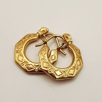 10K Gold Earrings 0.8 Gram. This lot consists of a pair of yellow gold hoop earrings featuring a 