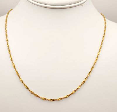 18K Gold Twisted Necklace 4.1 Grams. A yellow gold necklace featuring a Singapore-style twisted 