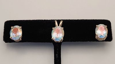 14K Rainbow Moonstone Jewelry 3.7 Grams. This jewelry suite comprises a pendant and a pair of 