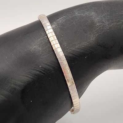 Vermeil & Sterling Silver Bracelet 9.2 Grams. This lot features a flexible link bracelet in a 