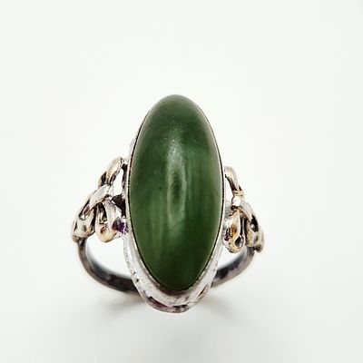 Sterling & 10K Gold Jade Ring 3.8 Grams. A sterling silver and 10K gold ring featuring an oval 