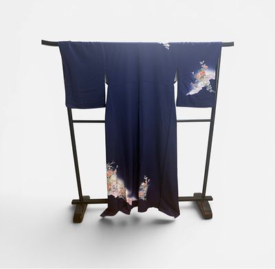 Houmongi Kimono Set with Original Packaging. Stand is not included. This is a complete Japanese 