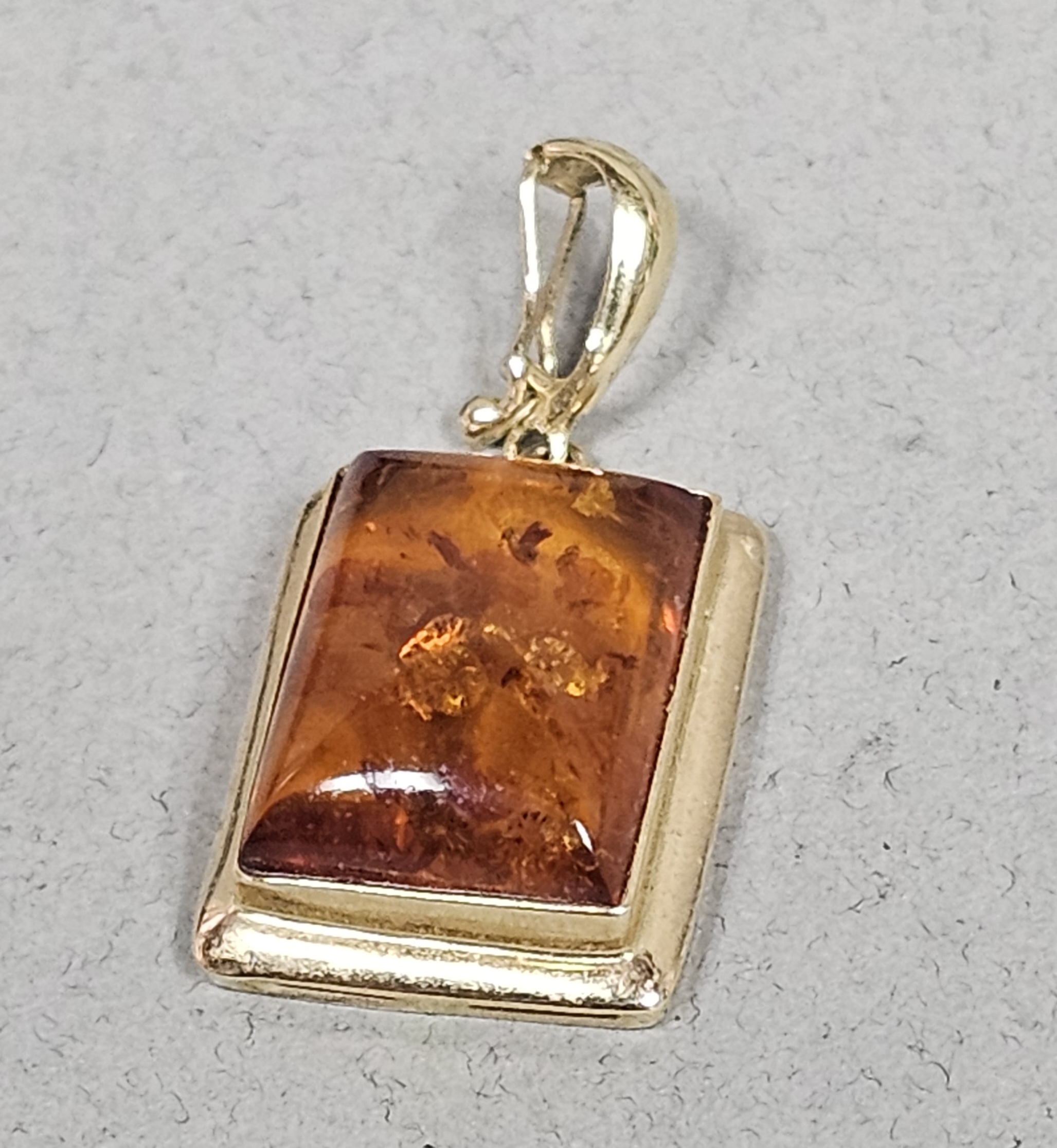 14K Yellow Gold Amber Pendant 1.9 Grams