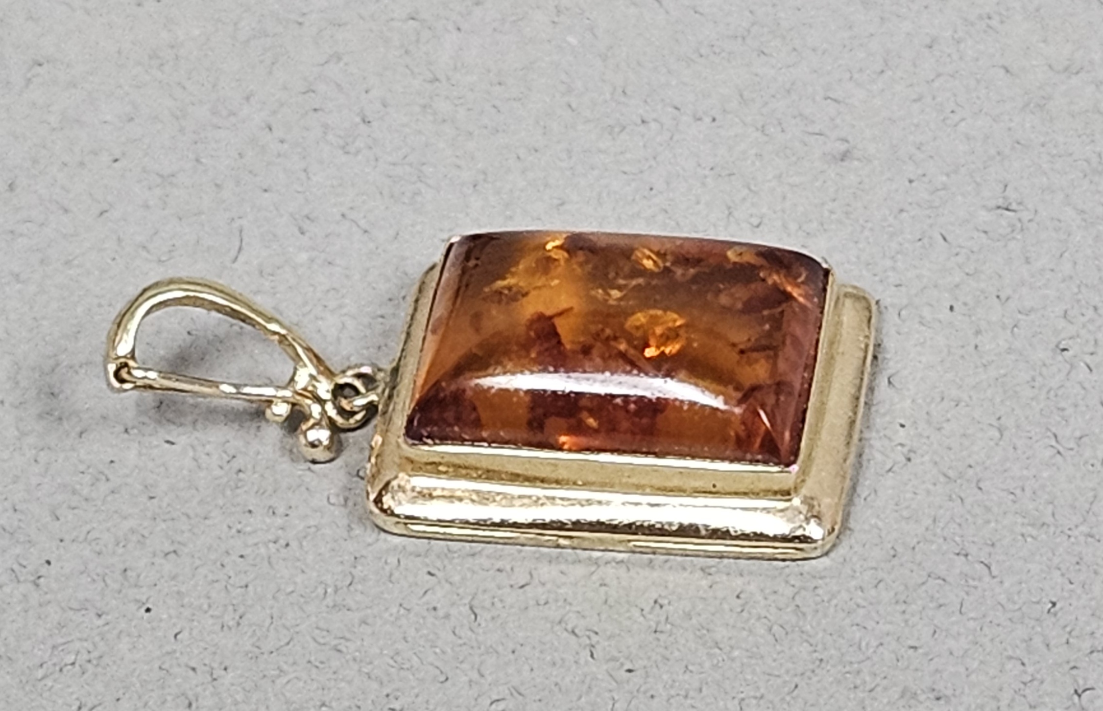 14K Yellow Gold Amber Pendant 1.9 Grams