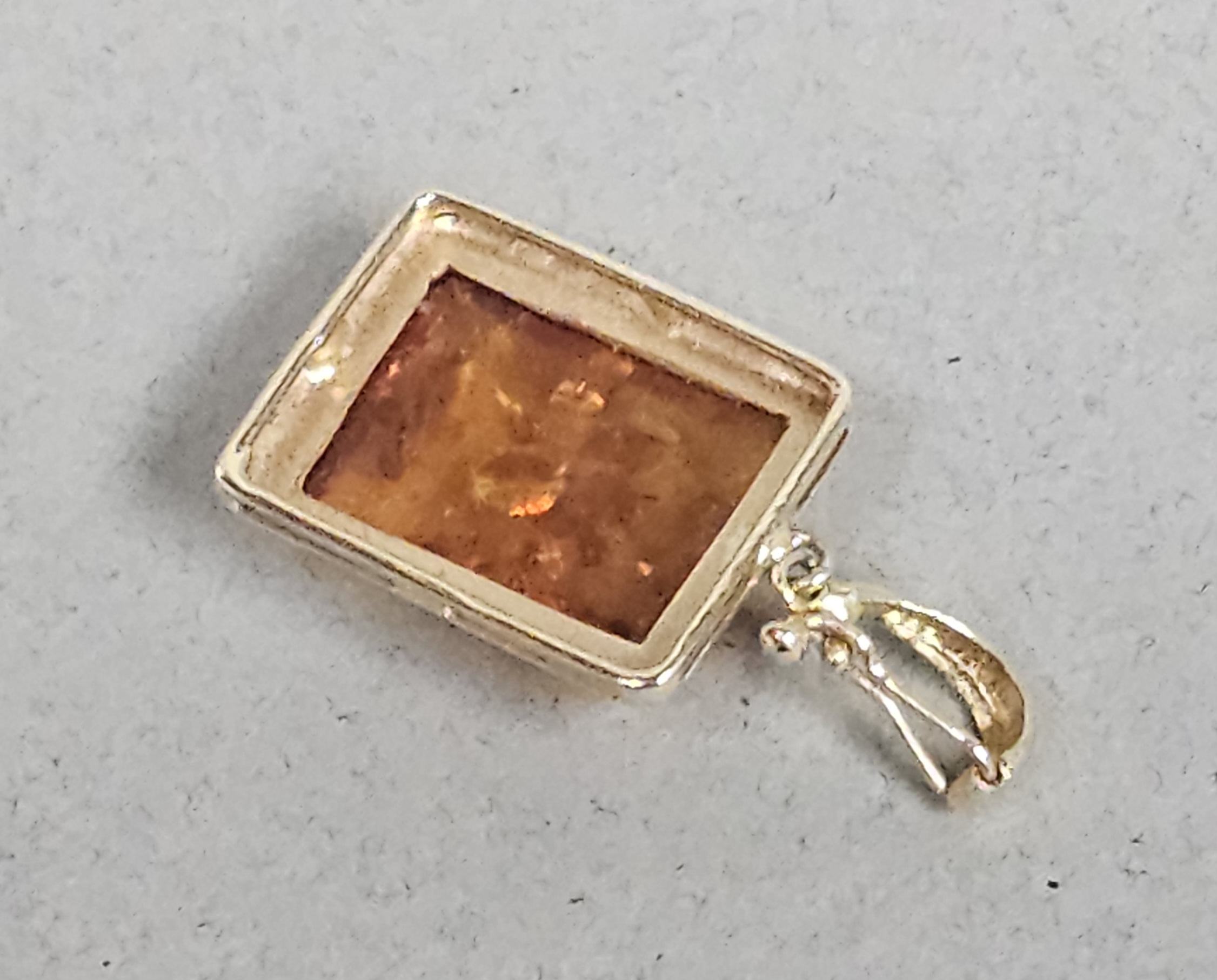14K Yellow Gold Amber Pendant 1.9 Grams