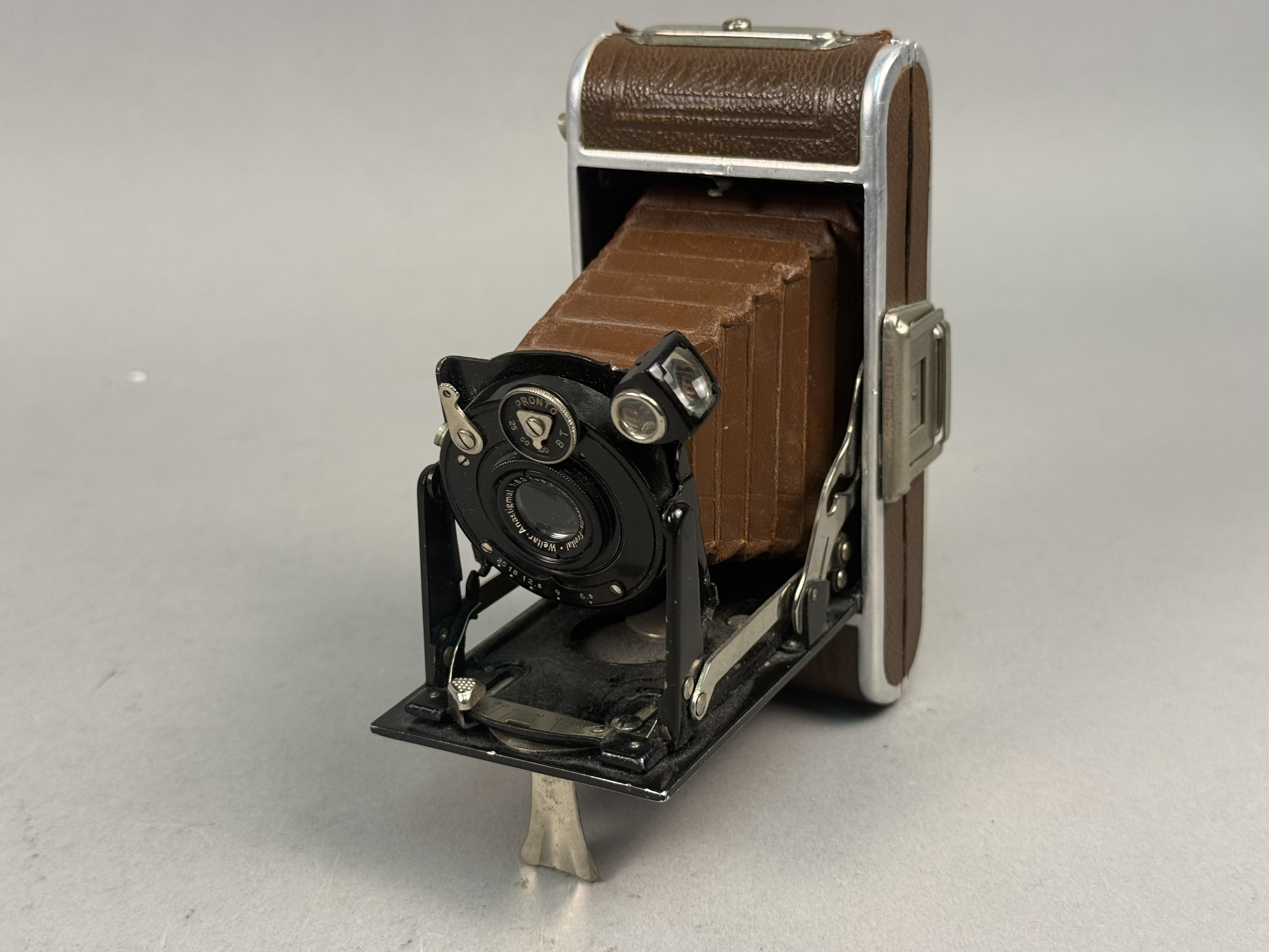 Welta Perle Luxus Brown Leatherette Camera