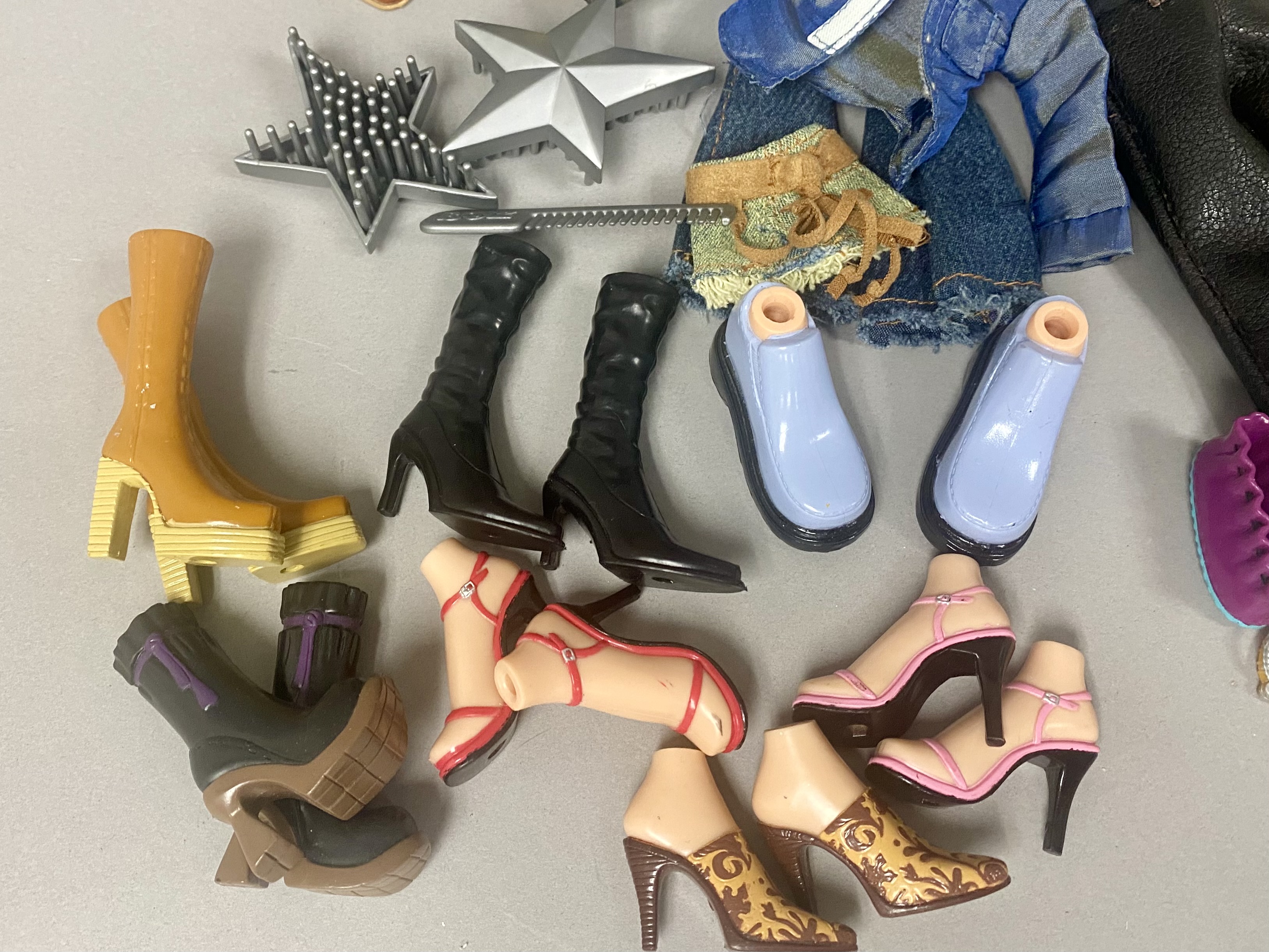 5 Bratz & Three Lil Bratz Dolls with Clothing & Accessories