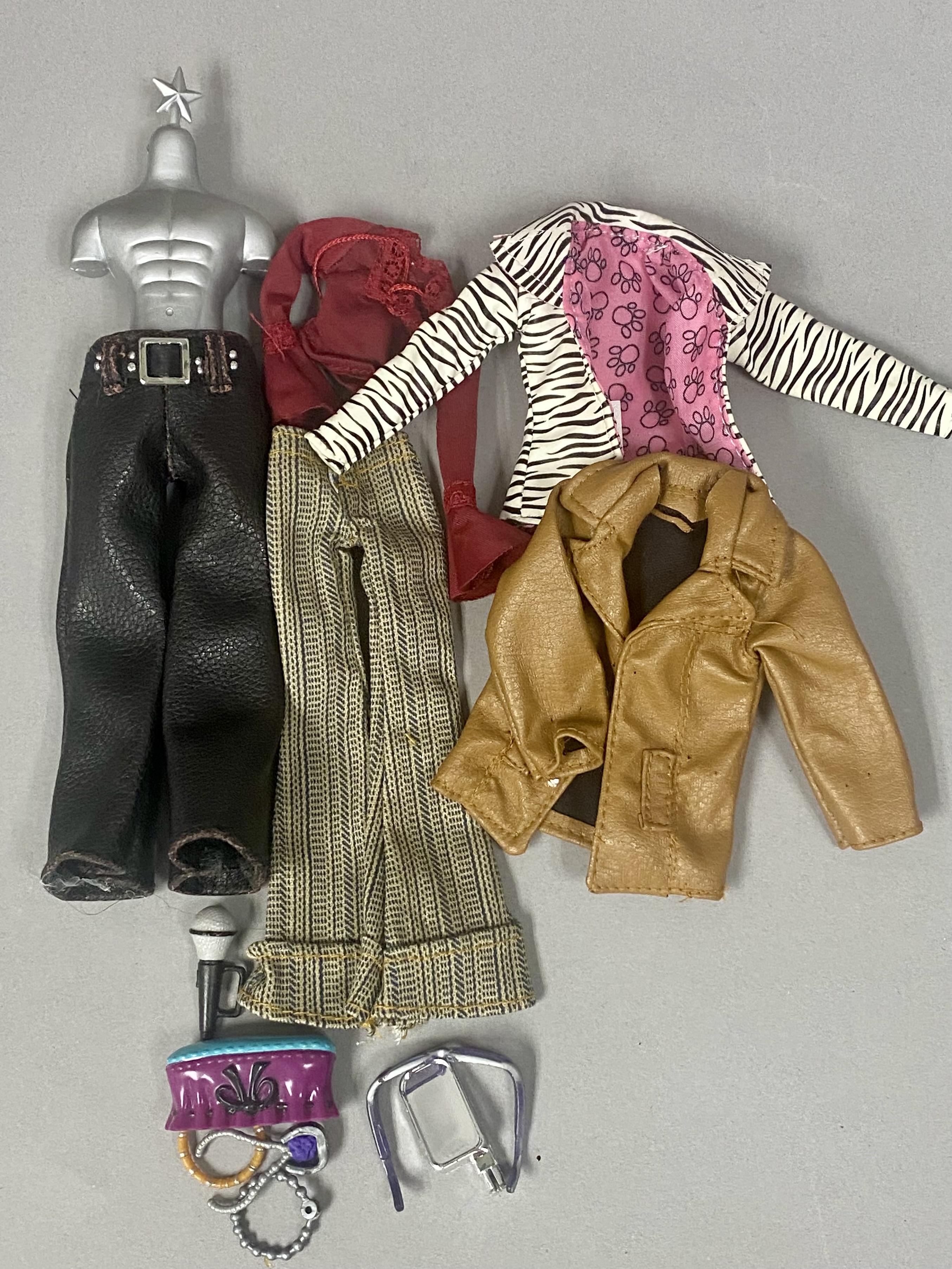 5 Bratz & Three Lil Bratz Dolls with Clothing & Accessories