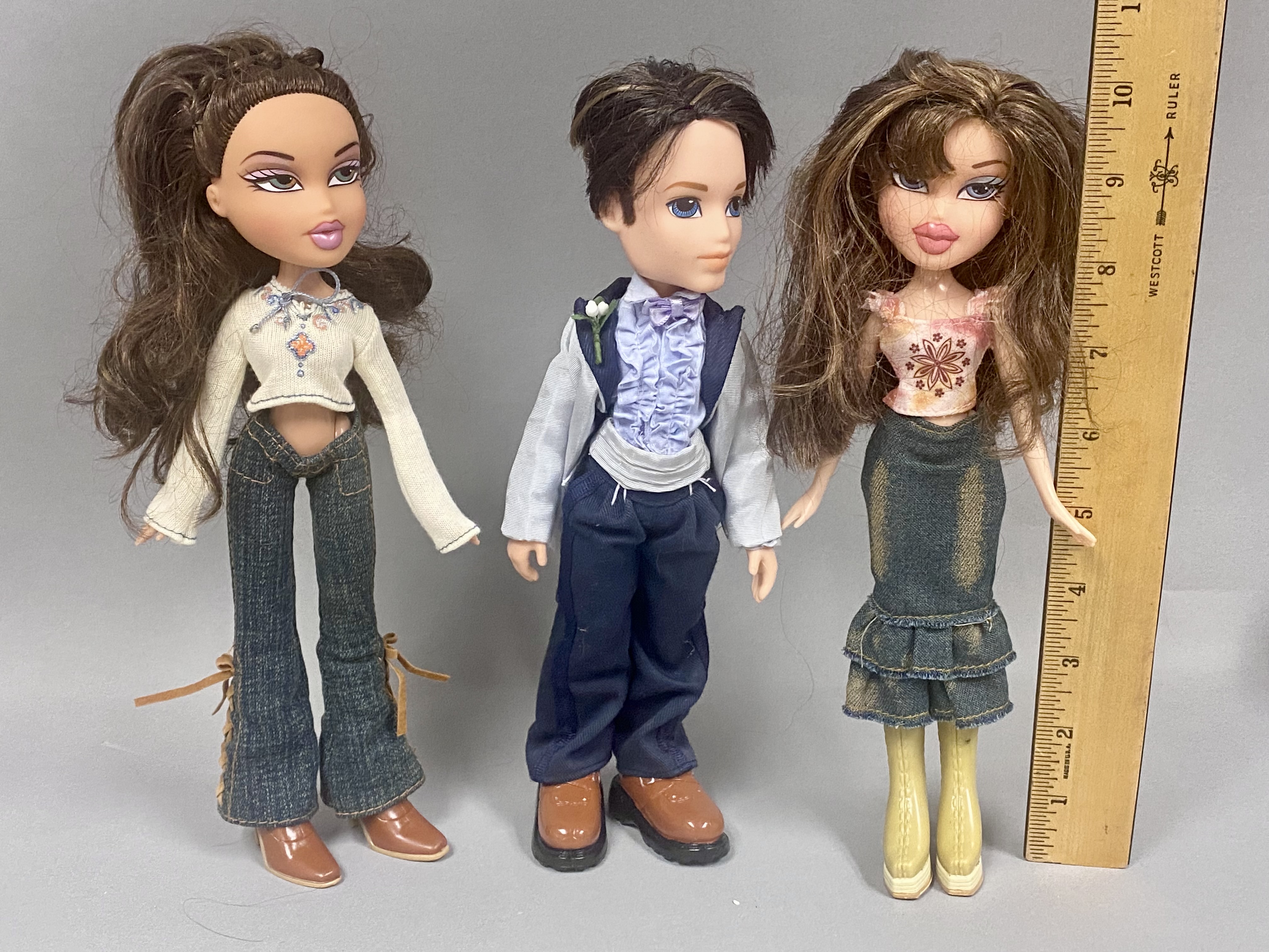 5 Bratz & Three Lil Bratz Dolls with Clothing & Accessories