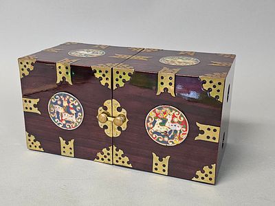 Korean Lacquered Folding Jewelry Chest. This split-case decorative chest is constructed from 