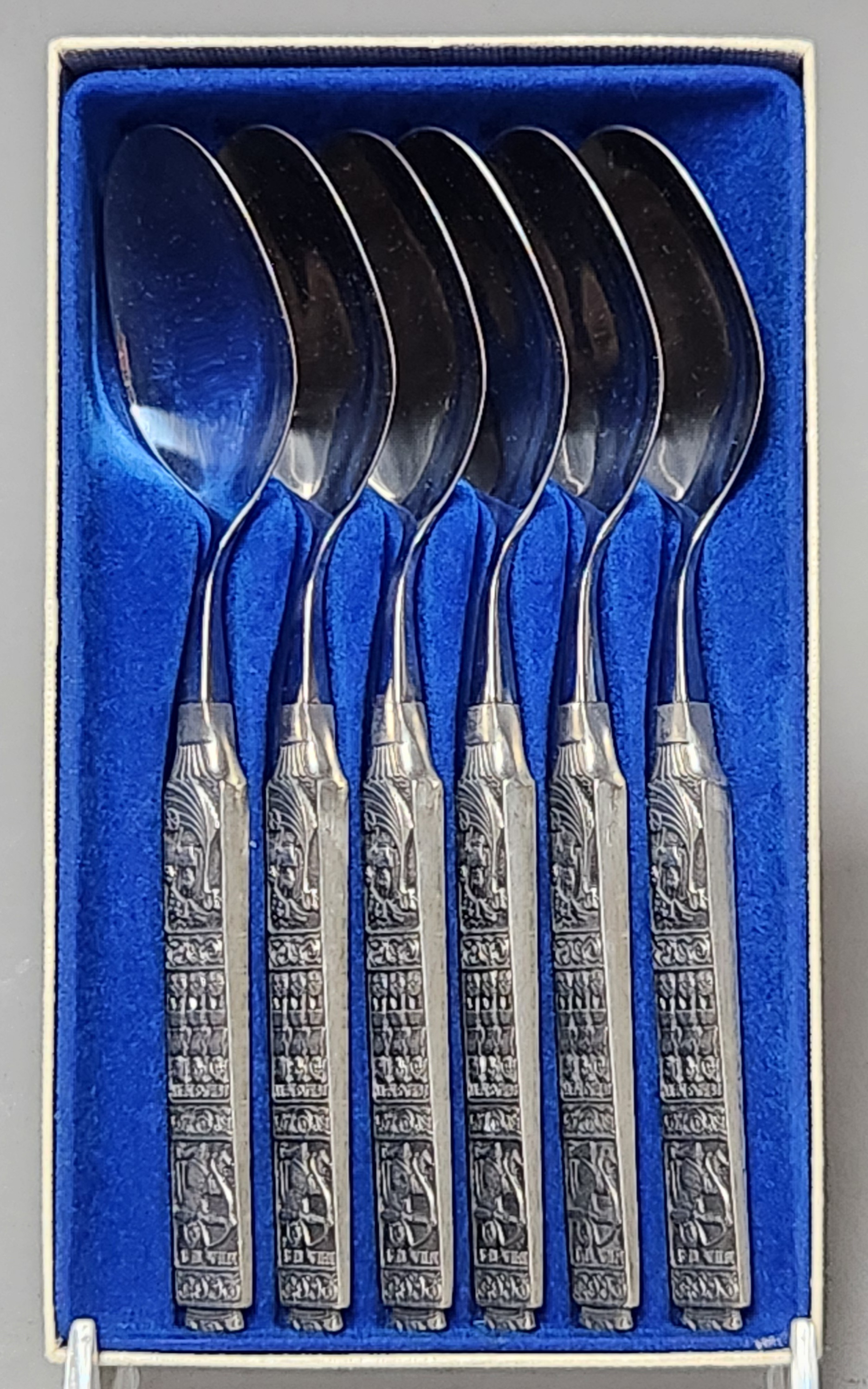Six Konge-Tinn Spoons