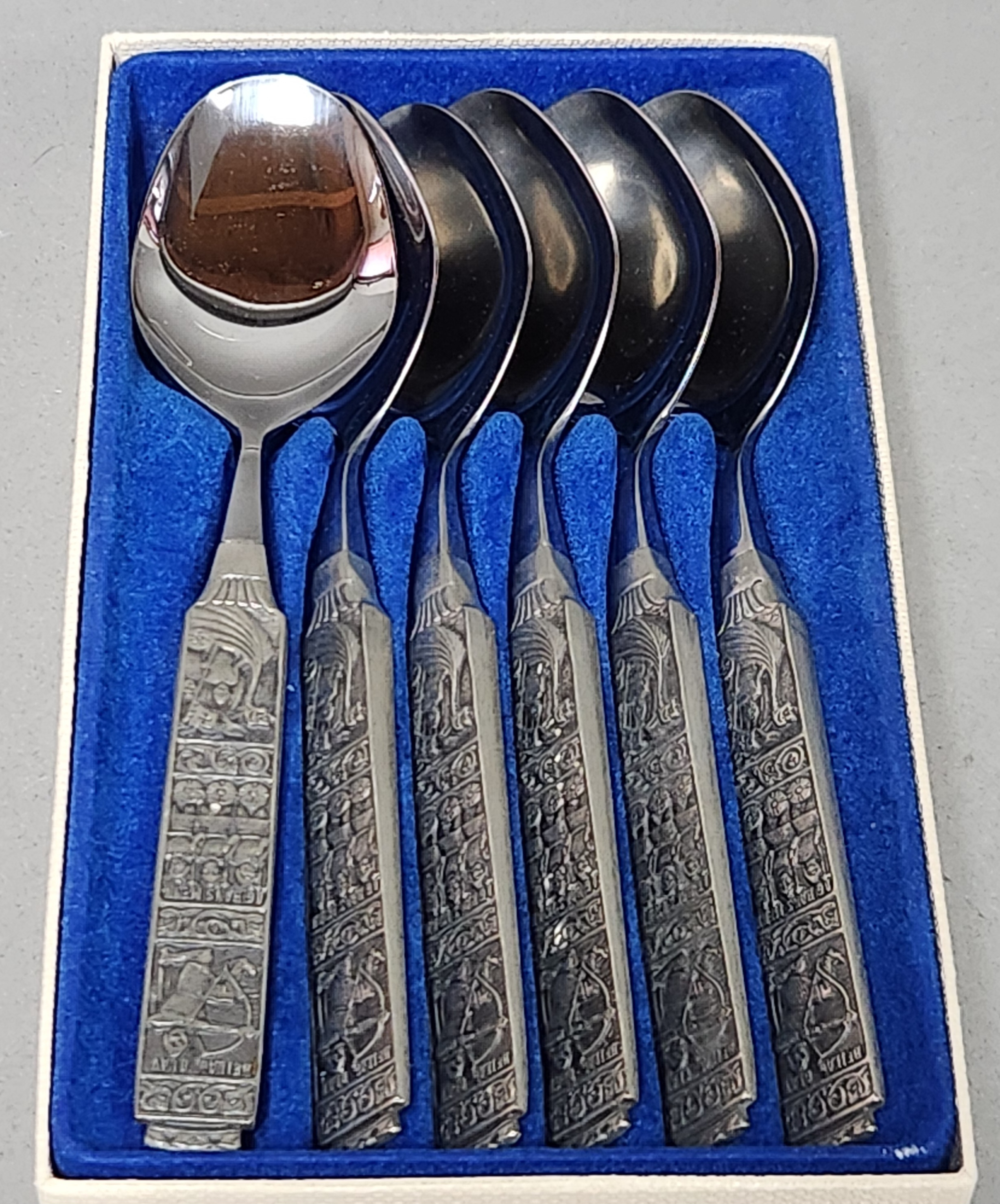 Six Konge-Tinn Spoons