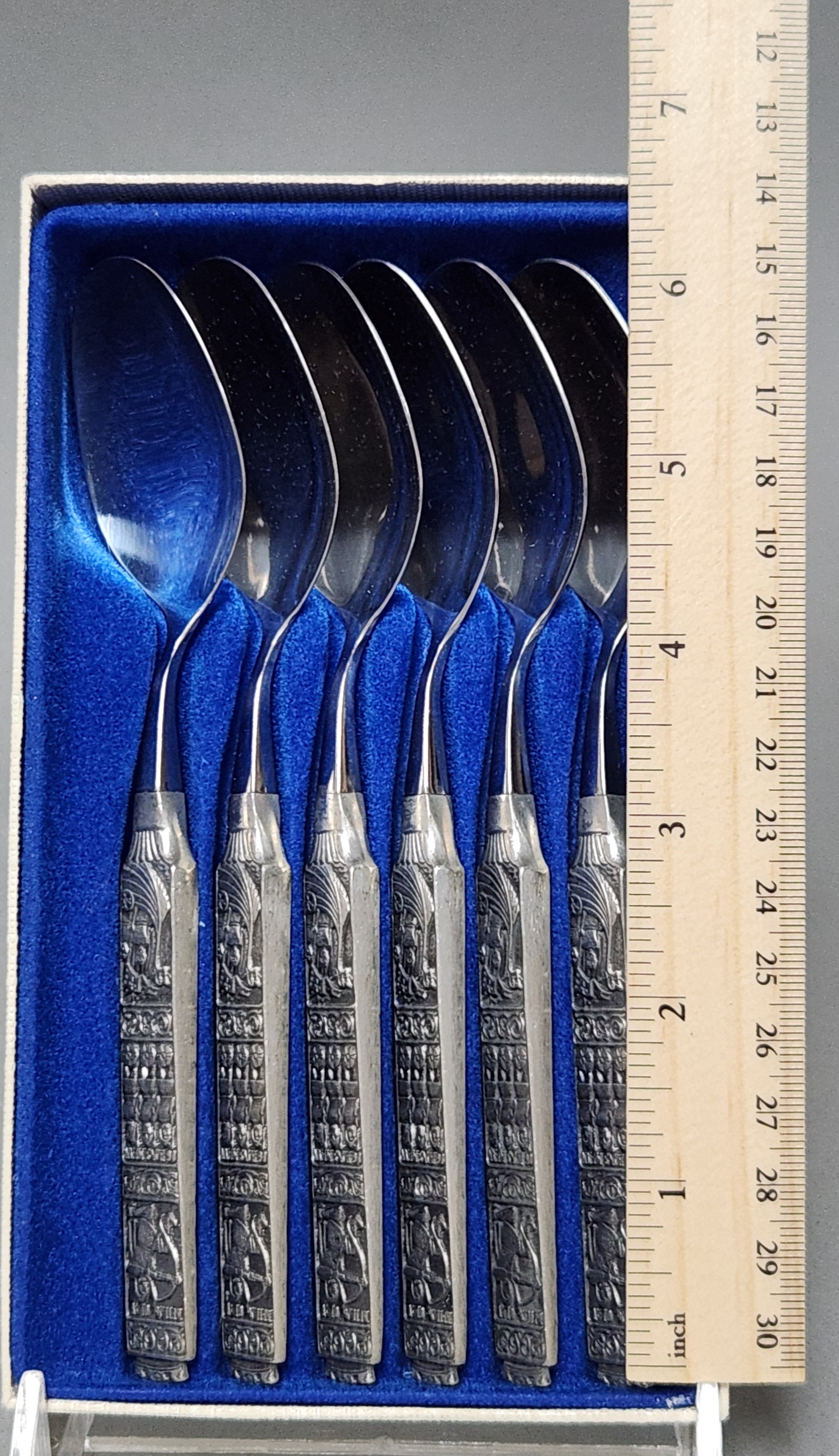 Six Konge-Tinn Spoons