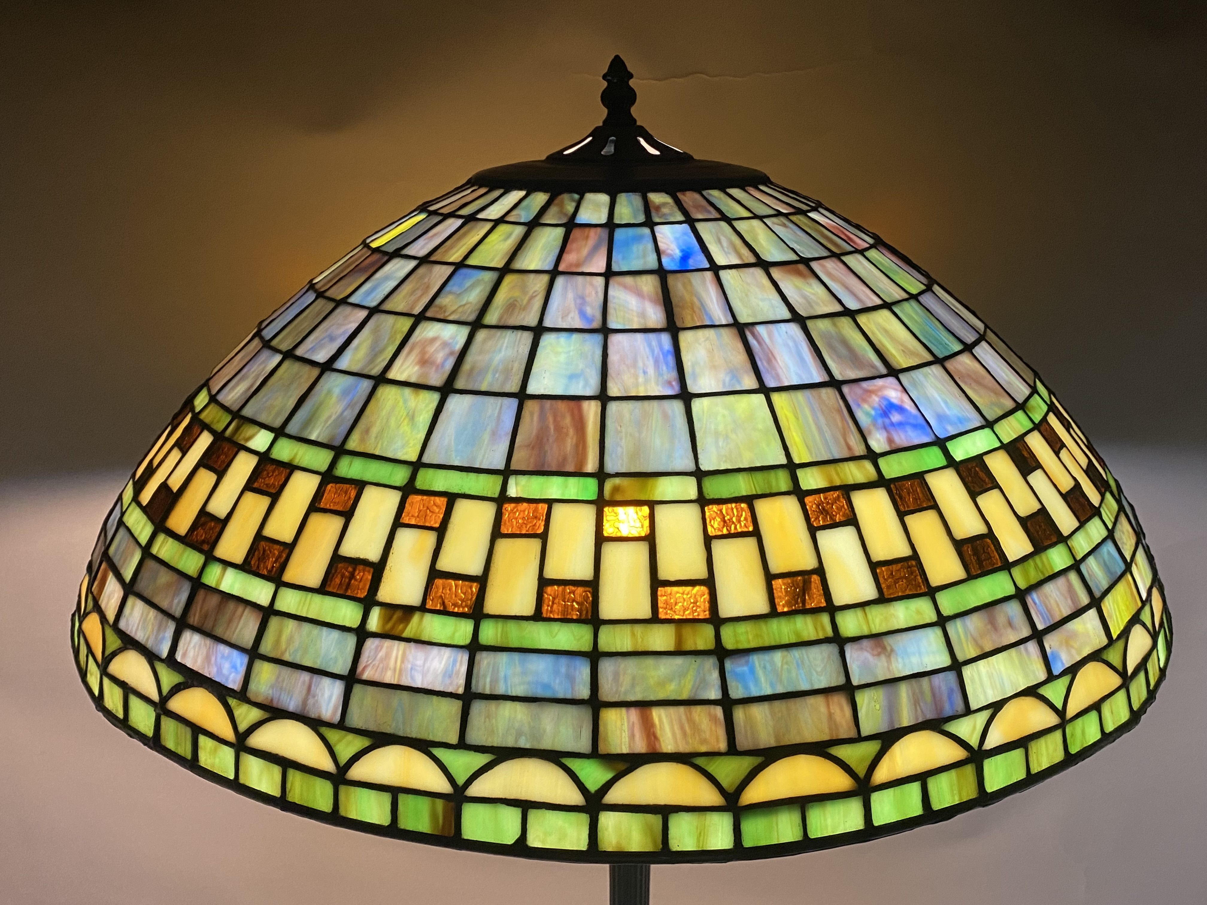 Tiffany-Style Geometric Leaded Glass Table Lamp