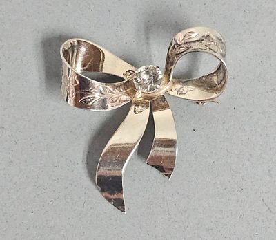 Sterling Vermeil Retro Bow Brooch 8.1 Grams. This mid-20th-century Retro-period brooch is 