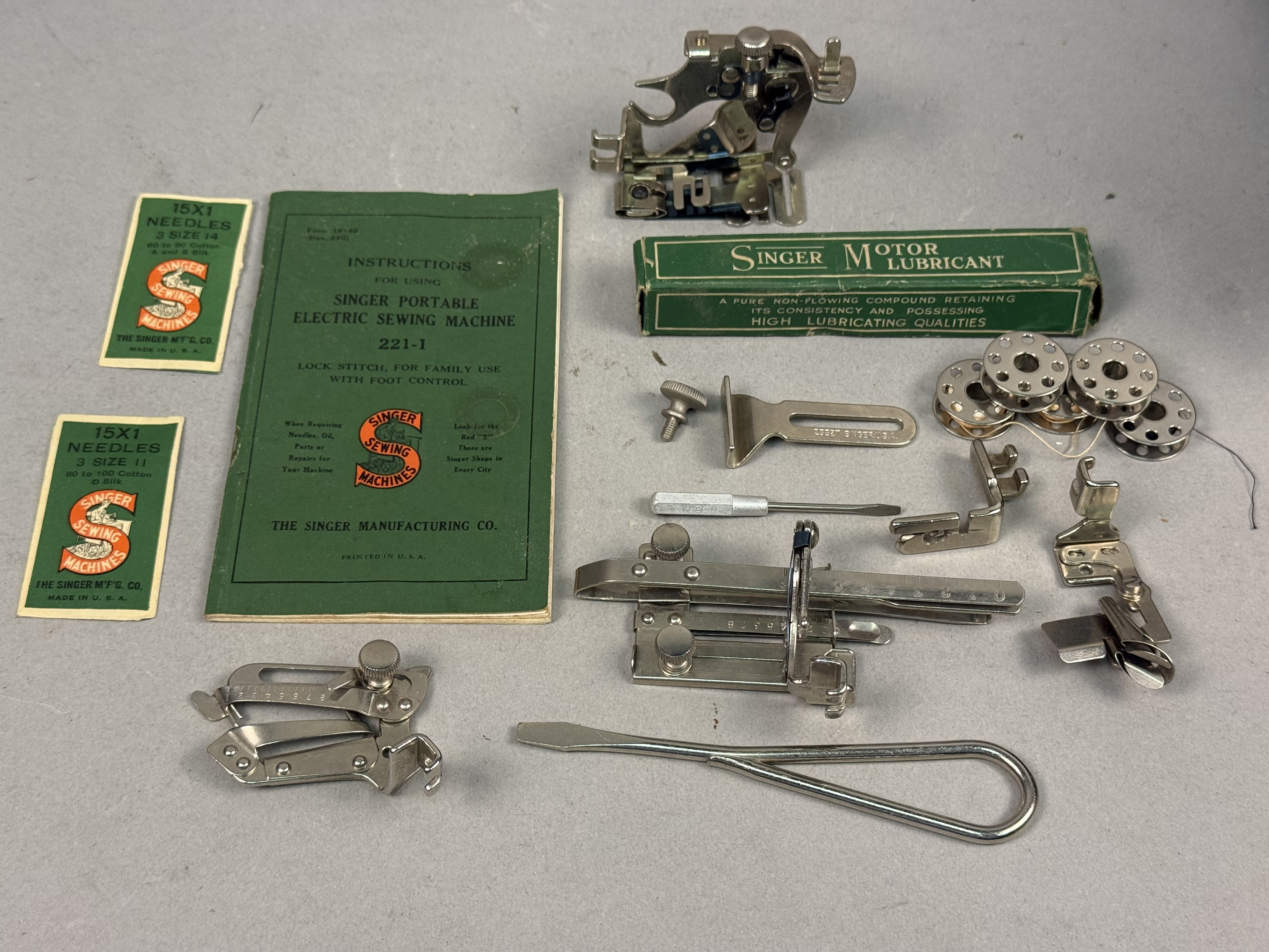 Singer Model 221-1 Featherweight Sewing Machine