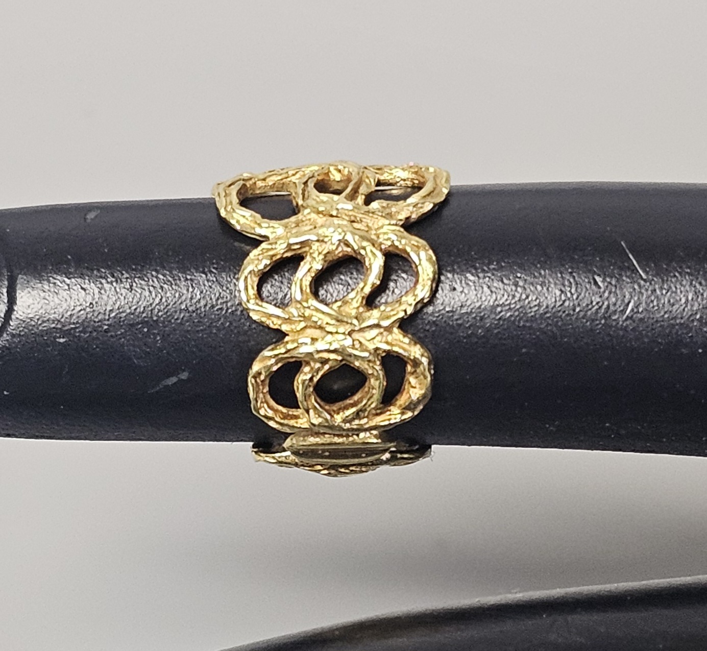 14K Openwork Textured Band Ring 4.8 Grams
