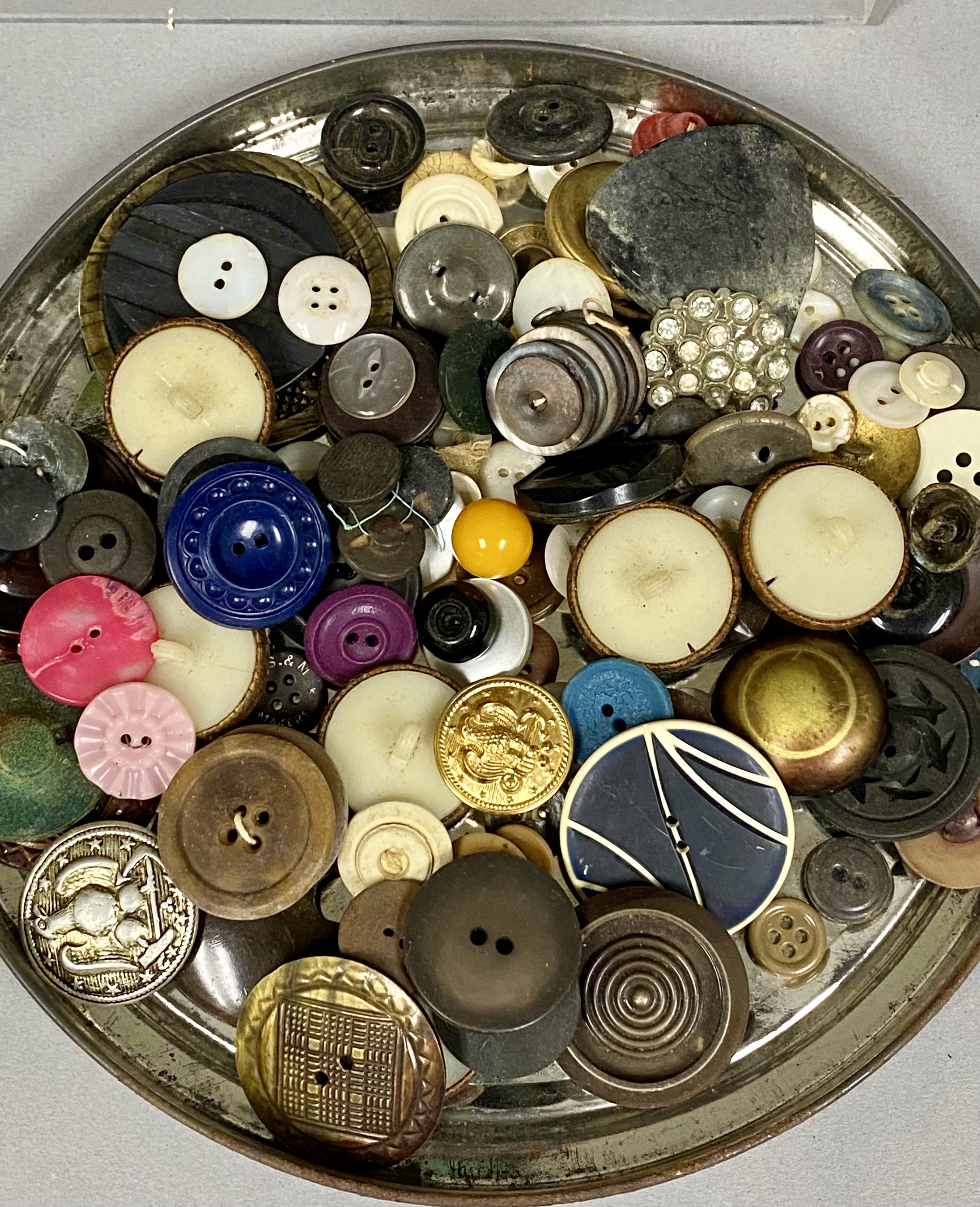 Collection of Assorted Vintage Mixed Buttons
