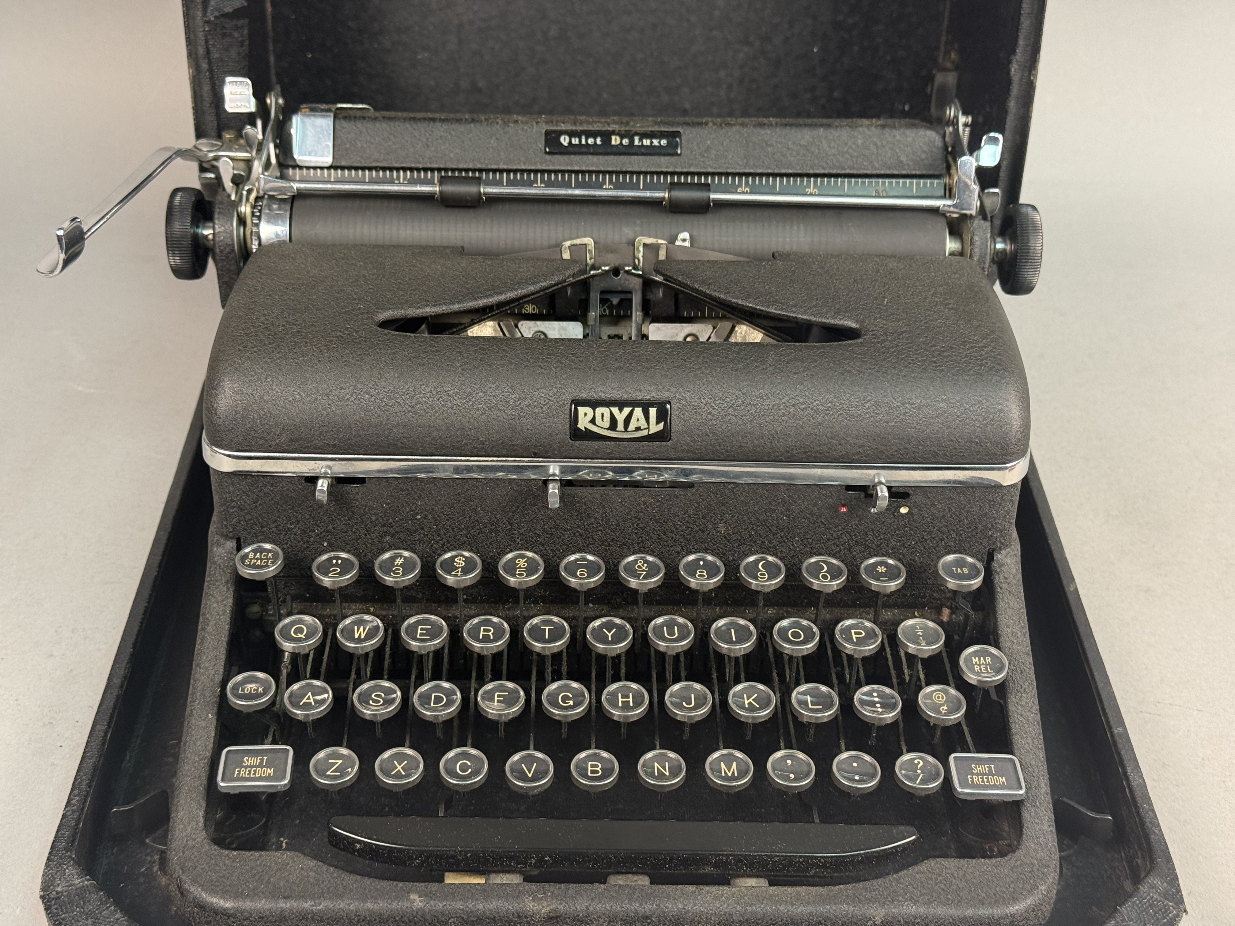 Royal Quiet De Luxe Crinkle Portable Typewriter