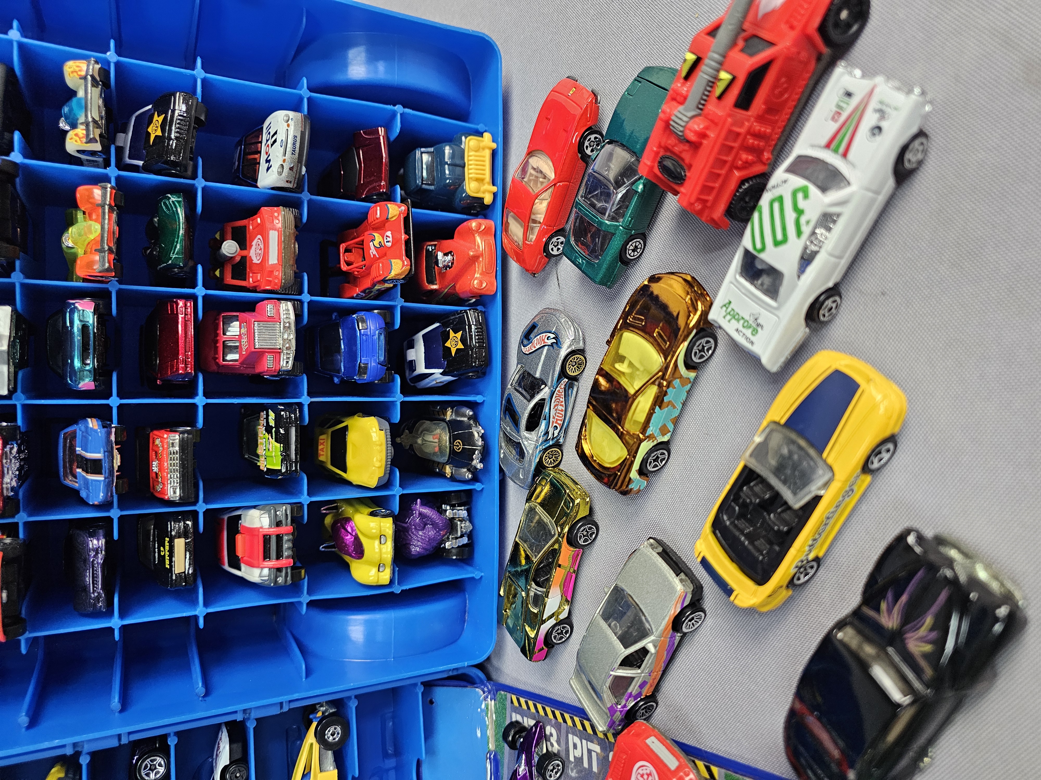 Hot Wheels Rolling Case & Car Collection